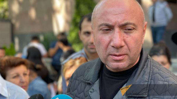 Андраник Теванян общается с прессой после выхода из Следственного Комитета (22 сентября 2023). Еревaн - Sputnik Армения