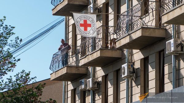 Врачи у офиса Красного Креста с требованием посредничества и организации эвакуации раненых из Нагорного Карабаха, а также отправки местных медиков в НК для помощи на местах (22 сентября 2023). Еревaн - Sputnik Армения