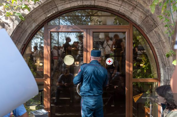 Врачи у офиса Красного Креста с требованием посредничества и организации эвакуации раненых из Нагорного Карабаха, а также отправки местных медиков в НК для помощи на местах (22 сентября 2023). Еревaн - Sputnik Армения