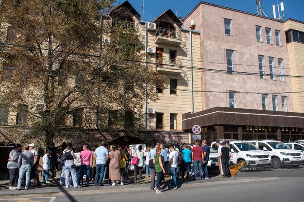 Врачи у офиса Красного Креста с требованием посредничества и организации эвакуации раненых из Нагорного Карабаха, а также отправки местных медиков в НК для помощи на местах (22 сентября 2023). Еревaн - Sputnik Армения