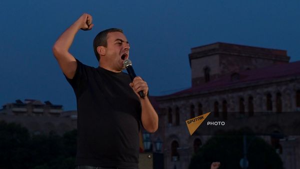 Ишхан Сагателян на митинге в связи с ситуацией в Нагорном Карабахе на площади Республики (22 сентября 2023). Еревaн - Sputnik Армения