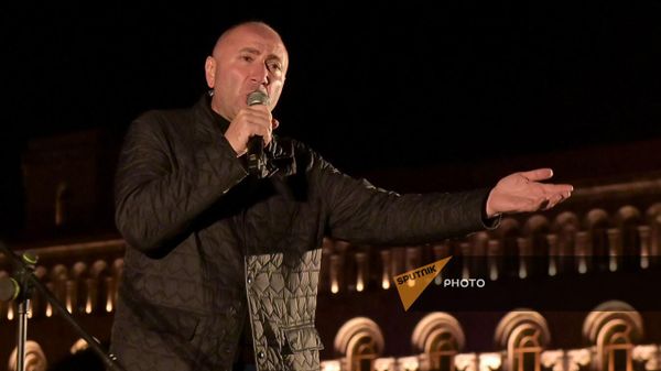 Андраник Теванян на митинге в связи с ситуацией в Нагорном Карабахе на площади Республики (22 сентября 2023). Еревaн - Sputnik Армения