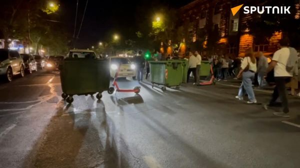 Участники акции протеста проводят шествие в центре Еревана - Sputnik Армения