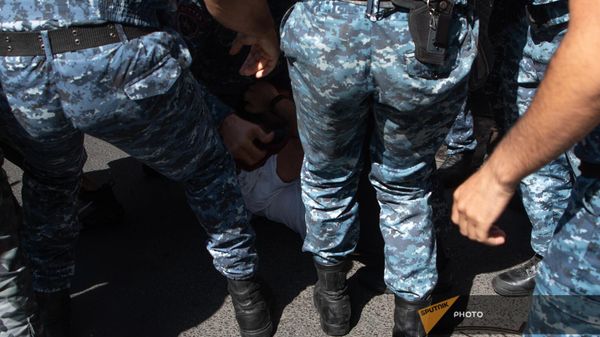 Полиция подвергает приводу участников акции неповиновения (22 сентября 2023). Еревaн - Sputnik Արմենիա