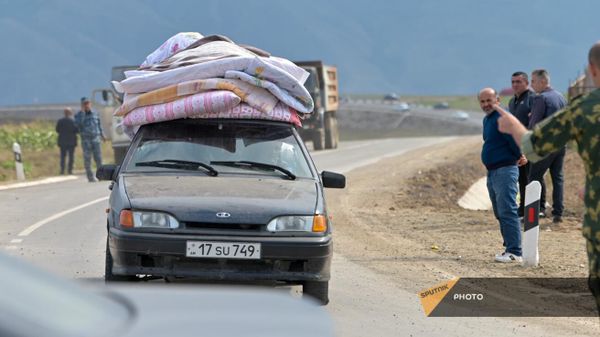 ԼՂ–ից բռնի տեղահանվածների ավտոմեքենան Սյունիքում - Sputnik Արմենիա