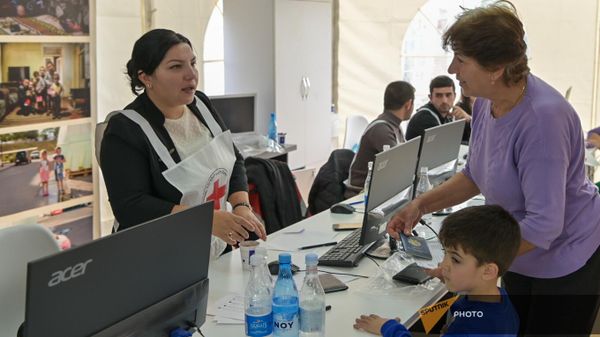 Вынужденные переселенцы из Нагорного Карабаха в гуманитарном центре Корнидзора (25 сентября 2023). Сюник - Sputnik Армения