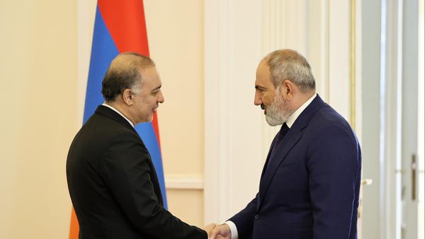 Премьер-министр Никол Пашинян принял Чрезвычайного и Полномочного посла Исламской Республики Иран Мехди Собхани (25 сентября 2023). Еревaн - Sputnik Армения