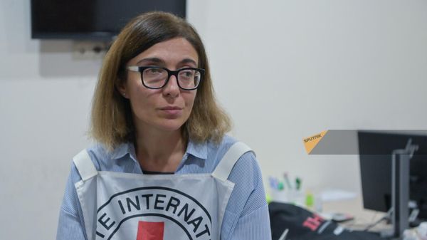 Руководитель программ коммуникации и профилактики Армянского офиса Международного комитета Красного Креста Зара Аматуни в пункте приема беженцев из Карабаха (25 сентября 2023). Горис - Sputnik Армения