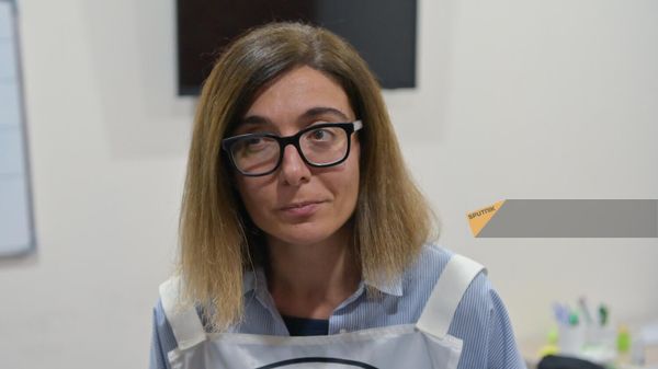 Руководитель программ коммуникации и профилактики Армянского офиса Международного комитета Красного Креста Зара Аматуни в пункте приема беженцев из Карабаха (25 сентября 2023). Горис - Sputnik Армения