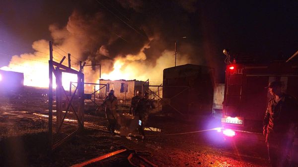 Сильный взрыв произошел на складе бензина недалеко от трассы Степанакерт-Аскеран - Sputnik Армения