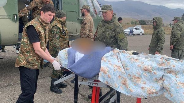 Первый вертолет с людьми, пострадавшими при взрыве в Нагорном Карабахе, приземлился в Сисиане (26 сентября 2023). Сюник - Sputnik Армения