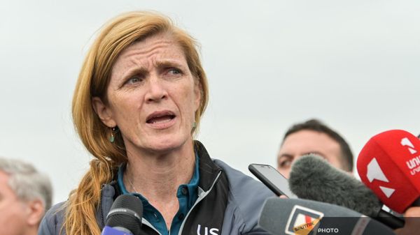 Глава USAID Саманта Пауэр отвечает на вопросы журналистов на территории гуманитарного центра Корнидзора (26 сентября 2023). Сюник - Sputnik Армения