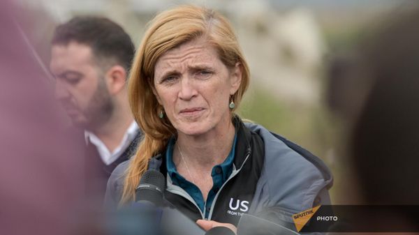 Глава USAID Саманта Пауэр отвечает на вопросы журналистов на территории гуманитарного центра Корнидзора (26 сентября 2023). Сюник - Sputnik Армения