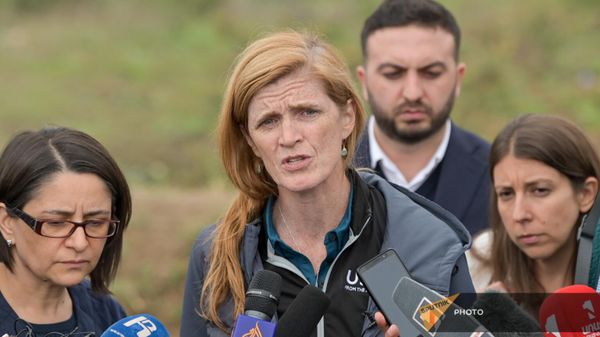 Глава USAID Саманта Пауэр отвечает на вопросы журналистов на территории гуманитарного центра Корнидзора (26 сентября 2023). Сюник - Sputnik Армения