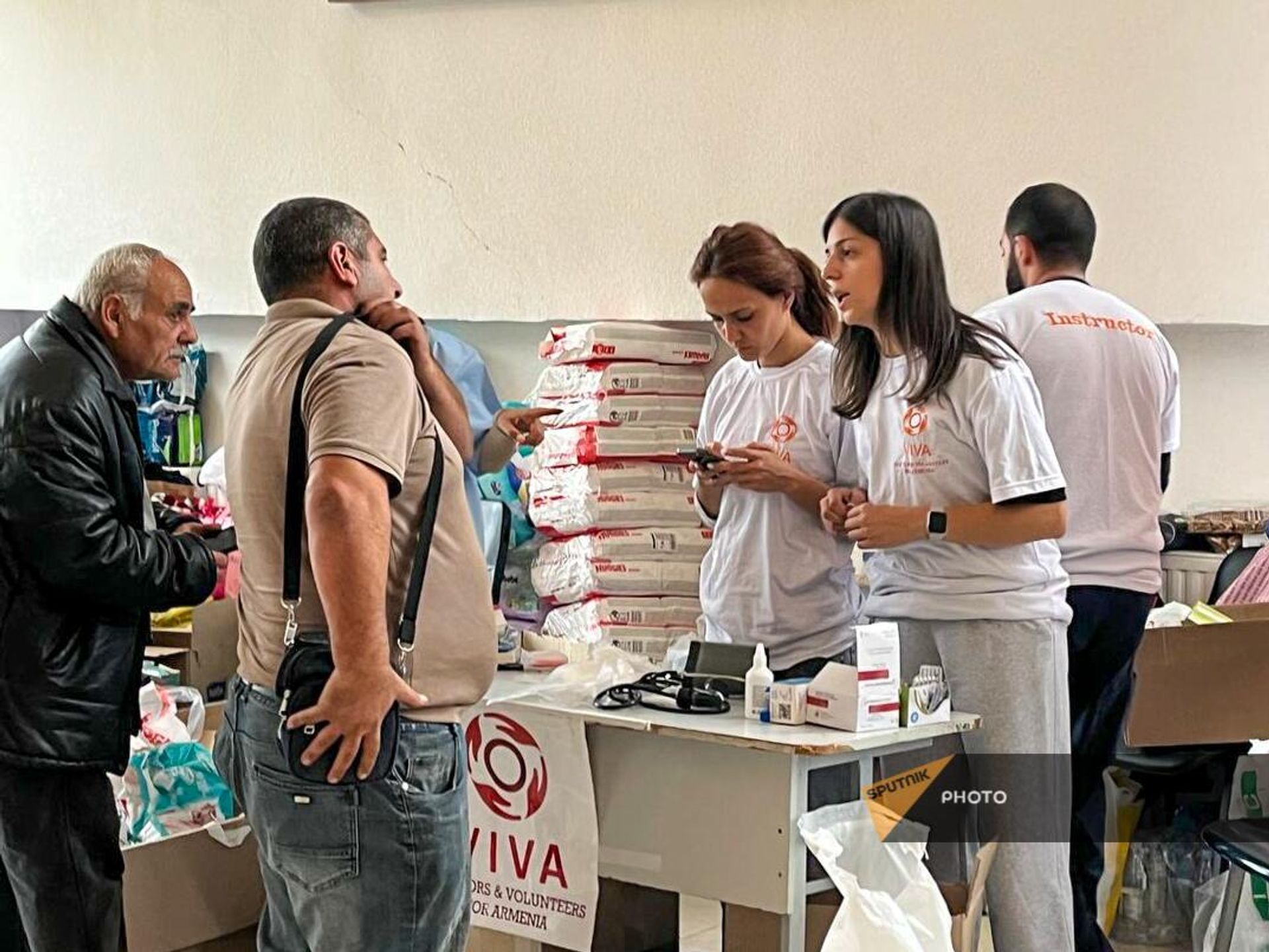 Вынужденные переселенцы из Нагорного Карабаха в гуманитарном центре Гориса (26 сентября 2023). Сюник - Sputnik Армения, 1920, 26.09.2023
