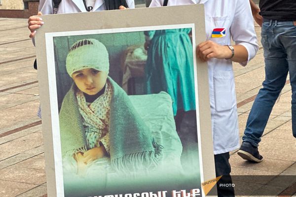Группа медиков провела акцию протеста и шествие с призывом активного вовлечения министерства здравоохранения в решение координационных вопросов (26 сентября 2023). Еревaн - Sputnik Армения