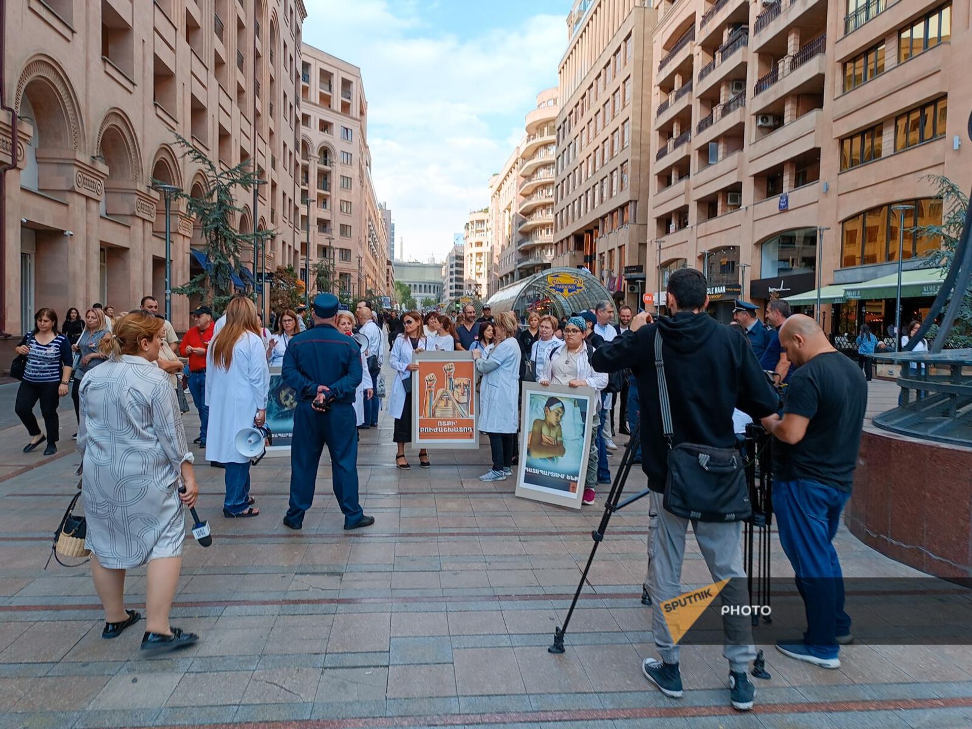 Группа медиков провела акцию протеста и шествие с призывом активного вовлечения министерства здравоохранения в решение координационных вопросов (26 сентября 2023). Еревaн - Sputnik Արմենիա, 1920, 26.09.2023