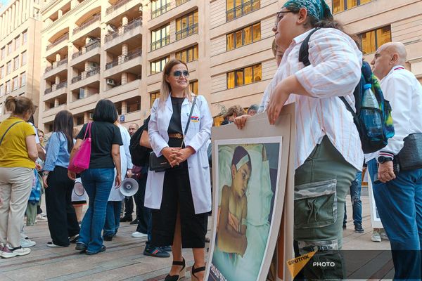 Группа медиков провела акцию протеста и шествие с призывом активного вовлечения министерства здравоохранения в решение координационных вопросов (26 сентября 2023). Еревaн - Sputnik Армения