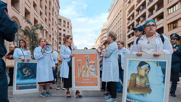 Группа медиков провела акцию протеста и шествие с призывом активного вовлечения министерства здравоохранения в решение координационных вопросов (26 сентября 2023). Еревaн - Sputnik Армения