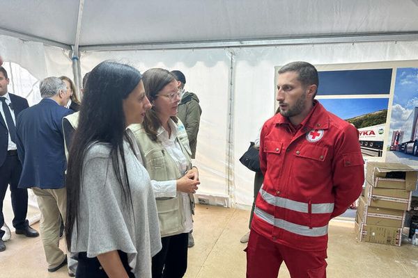 Защитник прав человека Анаит Манасян и представитель ЮНИСЕФ в Армении Кристине Вайганд посетили гуманитарный центр в Корнидзоре - Sputnik Армения