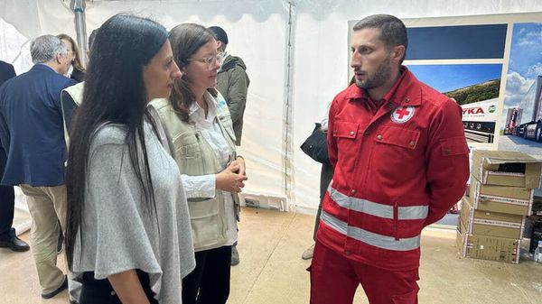 Защитник прав человека Анаит Манасян и представитель ЮНИСЕФ в Армении Кристине Вайганд посетили гуманитарный центр в Корнидзоре - Sputnik Армения