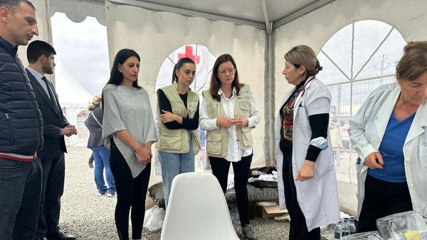 Защитник прав человека Анаит Манасян и представитель ЮНИСЕФ в Армении Кристине Вайганд посетили гуманитарный центр в Корнидзоре - Sputnik Армения