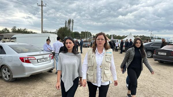 Защитник прав человека Анаит Манасян и представитель ЮНИСЕФ в Армении Кристине Вайганд посетили гуманитарный центр в Корнидзоре - Sputnik Армения