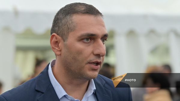 Замминистра здравоохранения Артак Джумаян отвечает на вопросы журналистов на территории гуманитарного центра Корнидзора (26 сентября 2023). Сюник - Sputnik Армения