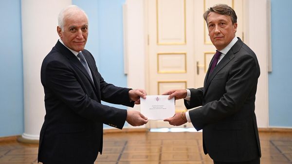 Чрезвычайный и полномочный посол Бельгии в Армении Эрик де Муйнк вручил верительные грамоты президенту Ваагну Хачатуряну (26 сентября 2023). Еревaн - Sputnik Армения
