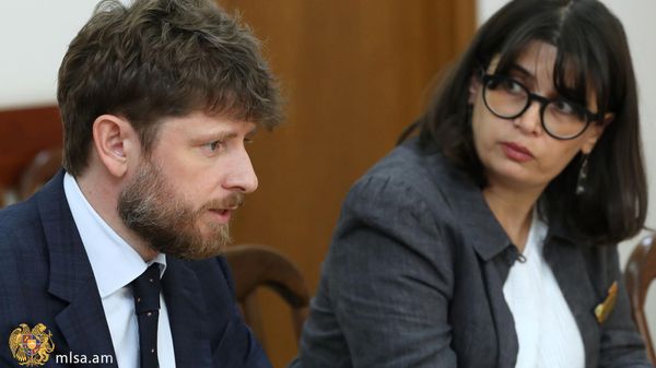 Министр труда и социальных вопросов Нарек Мкртчян встретился с Чрезвычайным и полномочным послом Франции Оливье Декотиньи (26 сентября 2023). Еревaн - Sputnik Армения