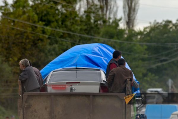 Привезенный на грузовике  автомобиль, который не смогли завести из-за отсутствия бензина - Sputnik Армения