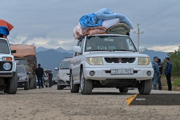 Граждане приезжают на своих автомобилях, взяв все, что попалось под руку - Sputnik Армения