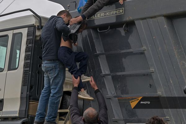Граждане помогают детям спуститься с ЗИЛ-а - Sputnik Армения
