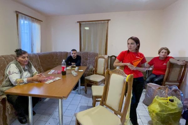 Виктория с семьей из числа вынужденных переселенцев из Карабаха в одном из гостевых домов Вардениса Виктория с семьей из числа вынужденных переселенцев из Карабаха в одном из гостевых домов Вардениса - Sputnik Армения