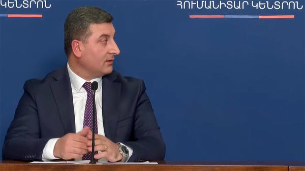 Министр территориального управления и инфраструктур Гнел Саносян во время брифинга (28 сентября 2023). Еревaн - Sputnik Армения