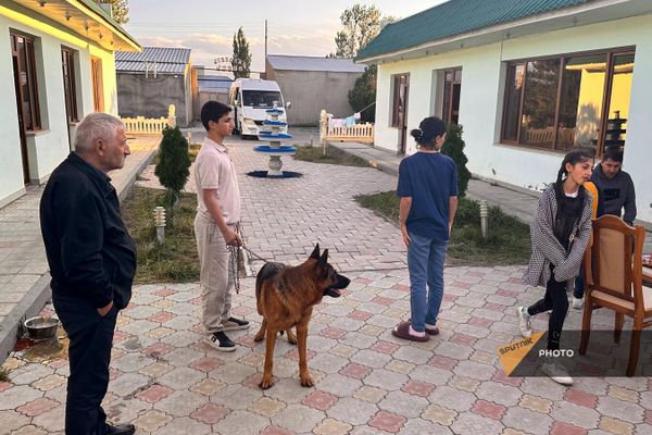 Семья Виктории с соседями из числа вынужденных переселенцев из Карабаха в одном из гостевых домов Вардениса Семья Виктории с соседями из числа вынужденных переселенцев из Карабаха в одном из гостевых домов Вардениса - Sputnik Армения