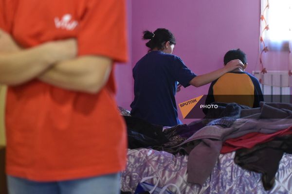 Виктория с сыном из числа вынужденных переселенцев из Карабаха в одном из гостевых домов Вардениса Виктория с сыном из числа вынужденных переселенцев из Карабаха в одном из гостевых домов Вардениса - Sputnik Армения