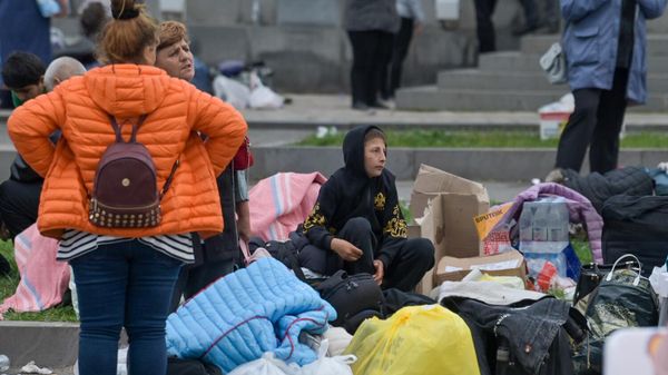 Вынужденные переселенцы из Нагорного Карабаха на территории гуманитарного центра Гориса (26 сентября 2023). Сюник - Sputnik Армения