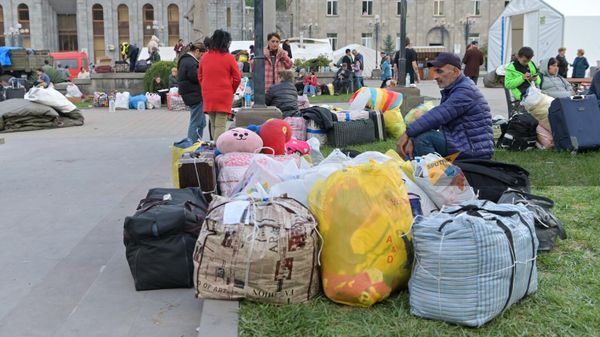 Вынужденные переселенцы из Нагорного Карабаха на территории гуманитарного центра Гориса (26 сентября 2023). Сюник - Sputnik Армения