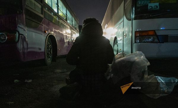 На автобусах прибыли граждане, которые не могли покинуть НК из-за отсутствия личного транспорта. Среди них и одинокие пожилые люди. - Sputnik Армения
