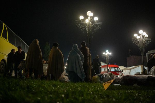 Укутавшись в одеяла, люди стоят на площади в центре Гориса. Многие просто оцепенели. - Sputnik Армения
