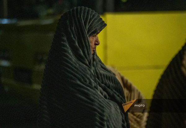 Люди "последнего рейса" менее разговорчивы. Сейчас, когда они в безопасности, тревога отступила, но навалила боль. - Sputnik Армения