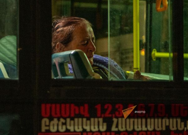 Большинство пожилых людей провели на площади Степанакерта множество часов, поэтому засыпали прямо в автобусах. - Sputnik Армения