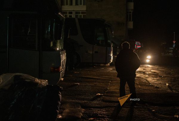 Мужчины с задумчивыми лицами наворачивают множество кругов на площади Гориса.  - Sputnik Армения