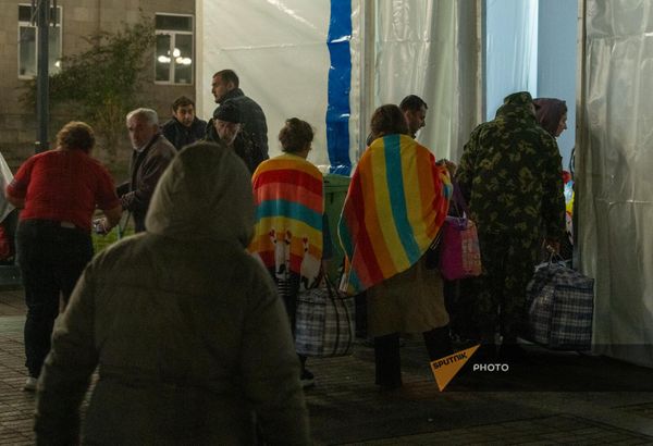 Приехавшим с семьями легче. Они поддерживают друг друга, в толпе их можно заметить по одинаковым одеялам. - Sputnik Армения