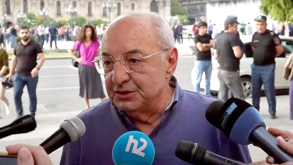 Вазген Манукян отвечает на вопросы журналистов перед началом митинга (30 сентября 2023). Еревaн - Sputnik Армения