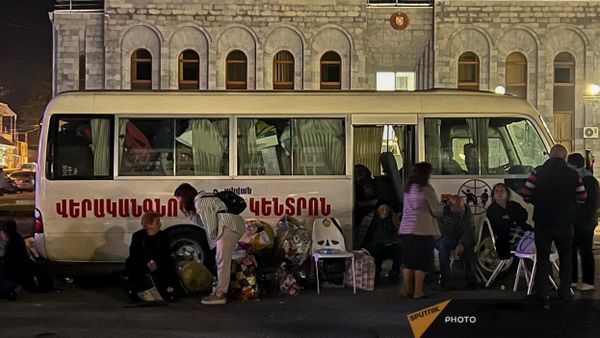Вынужденные переселенцы из Нагорного Карабаха на площади в Горисе - Sputnik Армения