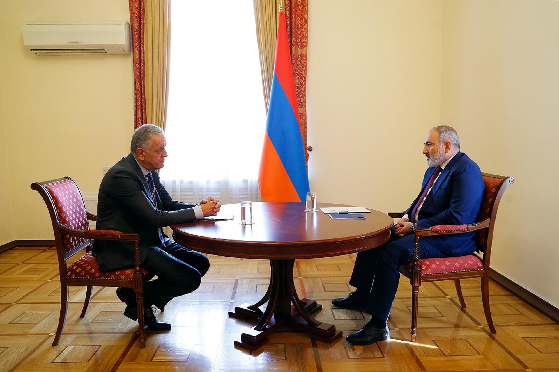 Премьер-министр Никол Пашинян принял главу делегации Европейского союза в Армении, Чрезвычайного и полномочного посла Василиса Марагоса (2 октября 2023). Еревaн - Sputnik Արմենիա, 1920, 02.10.2023