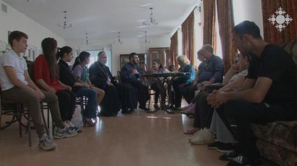 Հոգևորականներն այցելում են Մայր Աթոռի կեցավայրերում ապաստանած արցախցիներին - Sputnik Արմենիա