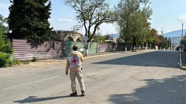 Կարմիր խաչի աշխատակիցն Արցախում - Sputnik Արմենիա